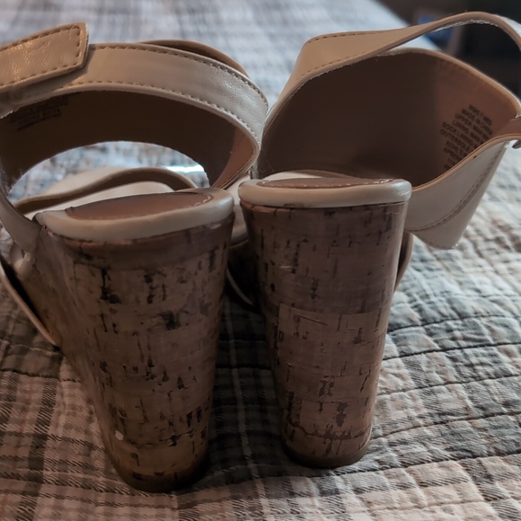 Apt. 9 women's wedge sandals. - Picture 3 of 5